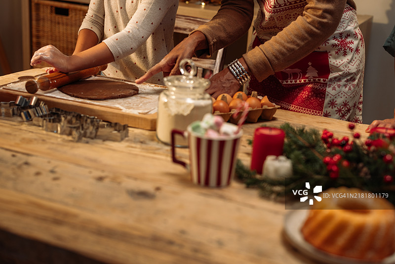 祖孙在厨房里一起做饼干图片素材
