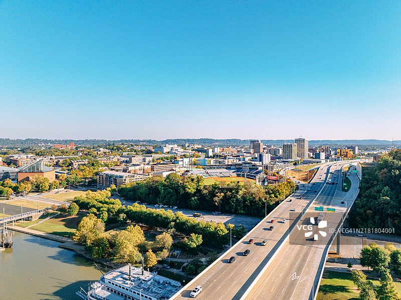 威廉姆斯纪念桥/P.R.奥尔贾蒂桥和查塔努加田纳西州天际线高空景观图片素材