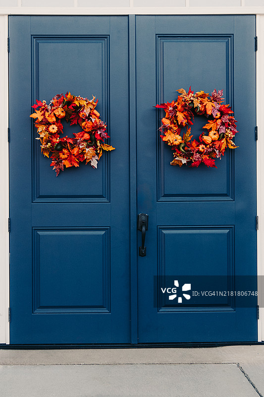 蓝色门与秋季花环图片素材