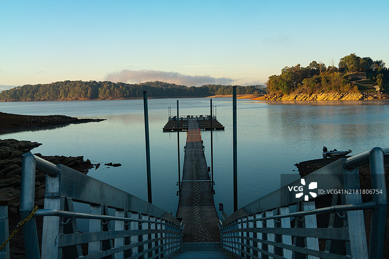 延伸至水中的长码头图片素材