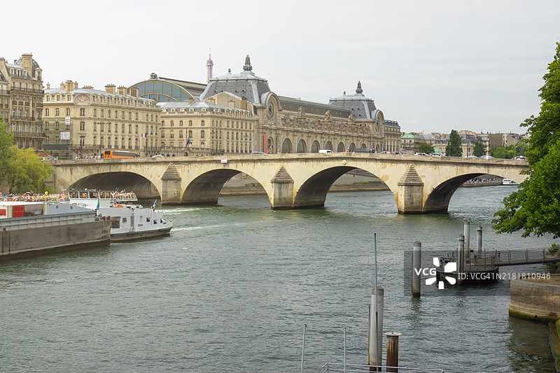 塞纳河畔的皇家桥和奥赛博物馆图片素材