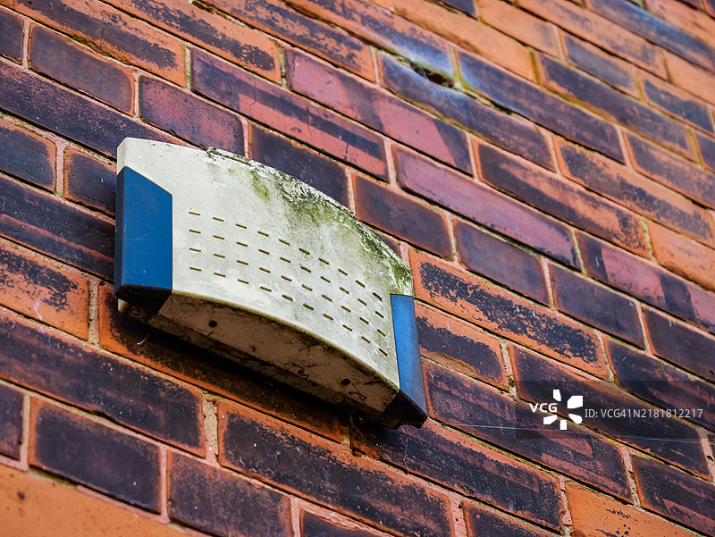 英国格里姆斯比老旧的保安警报器图片素材