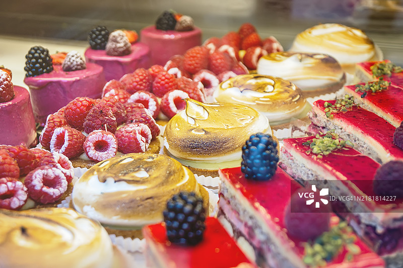 巴黎面包店橱窗里的什锦法式糕点图片素材