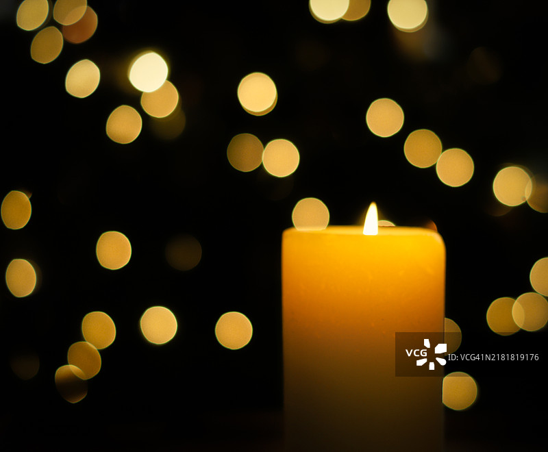 圣诞树前的圣诞蜡烛图片素材