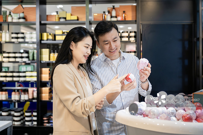 注重生活的家居必需品：一对中年亚洲夫妇在购物中心购买浴室用品。图片素材