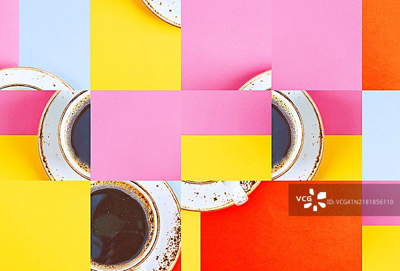 彩色几何咖啡组合：现代几何设计，咖啡杯与黄色、粉色、橙色和蓝色色块交织图片素材