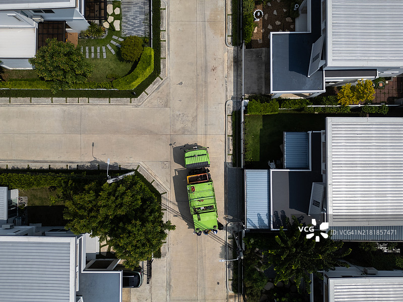 郊区道路上垃圾车的俯视图图片素材