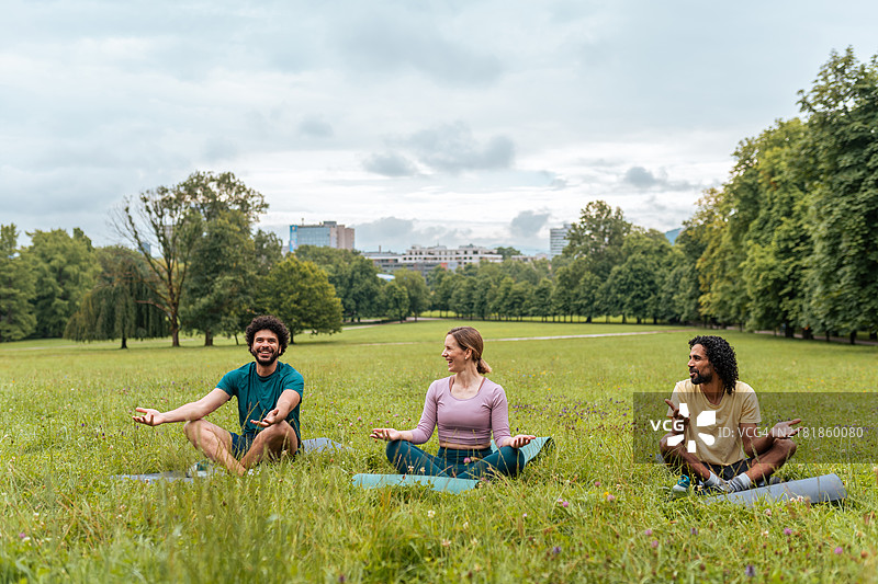 朋友们享受户外瑜伽时光图片素材