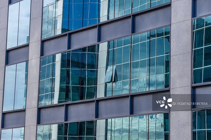玻璃摩天大楼的开放式窗户图片素材