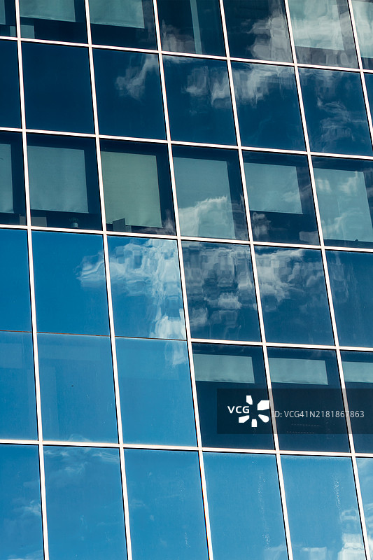 玻璃摩天大楼中的云彩倒影图片素材