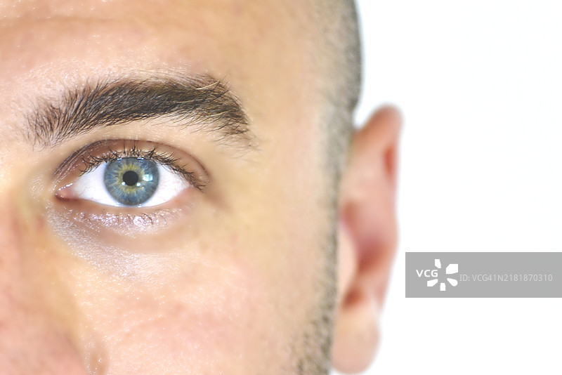 特写镜头下的男人蓝色眼睛图片素材