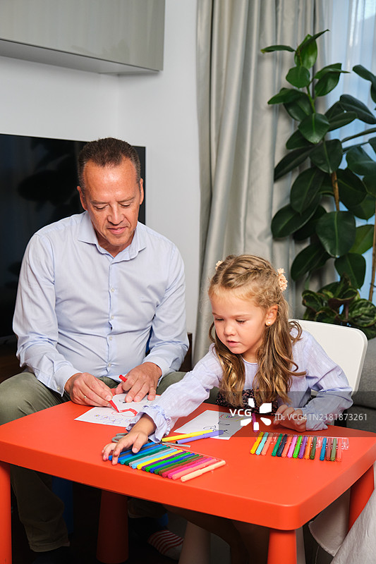 父女在家用蜡笔一起画画图片素材