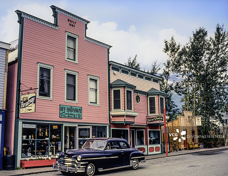 百老汇街的古董外立面和复古汽车。斯卡圭，阿拉斯加图片素材