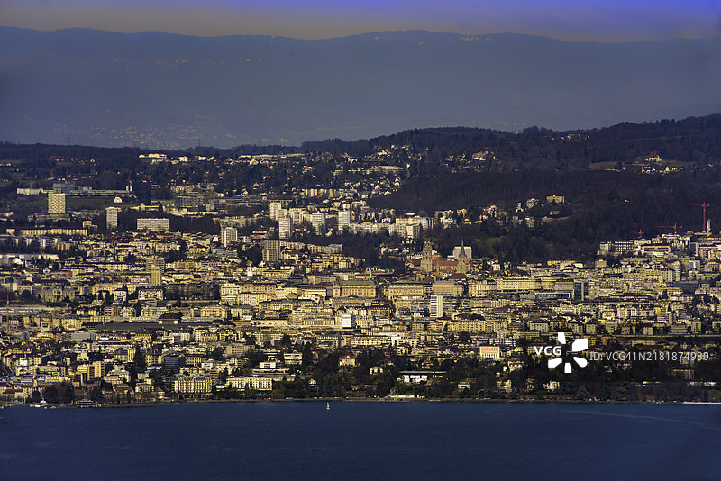 从法国埃维昂市附近的日内瓦湖对岸俯瞰洛桑（瑞士）的景色图片素材