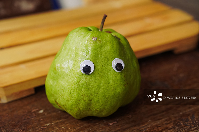木桌上的水晶番石榴与表情符号图片素材