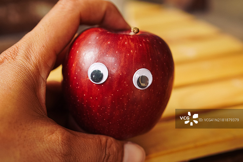 木桌上的红色苹果和表情符号图片素材