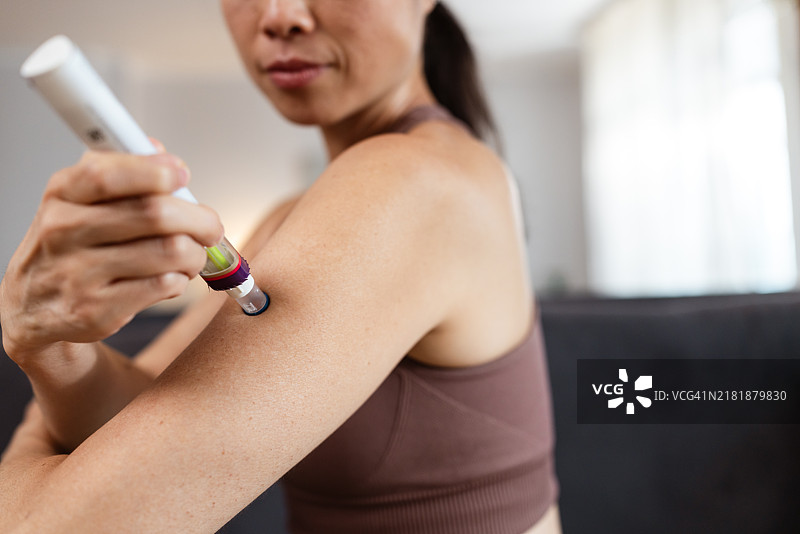 女性为骨病注射生物治疗药物图片素材