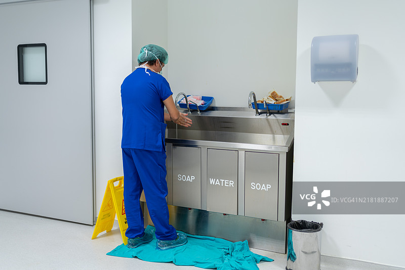 外科医生在手术前洗手图片素材