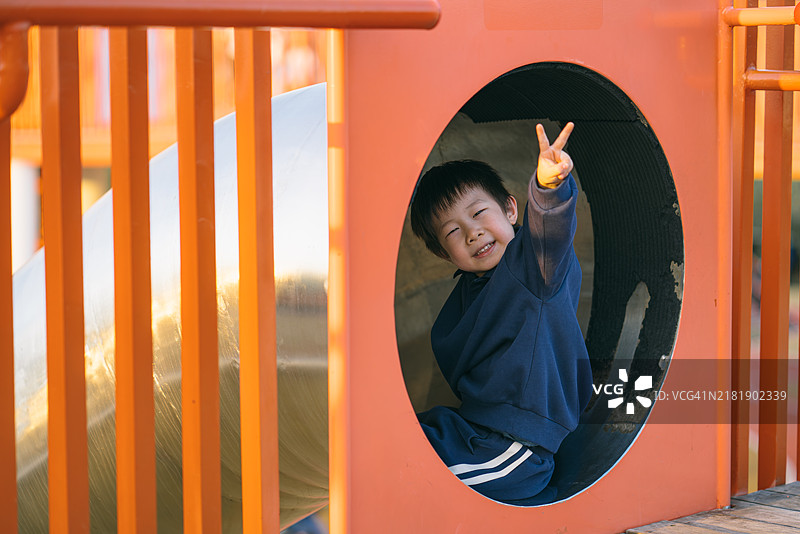 可爱的男孩做出胜利手势图片素材
