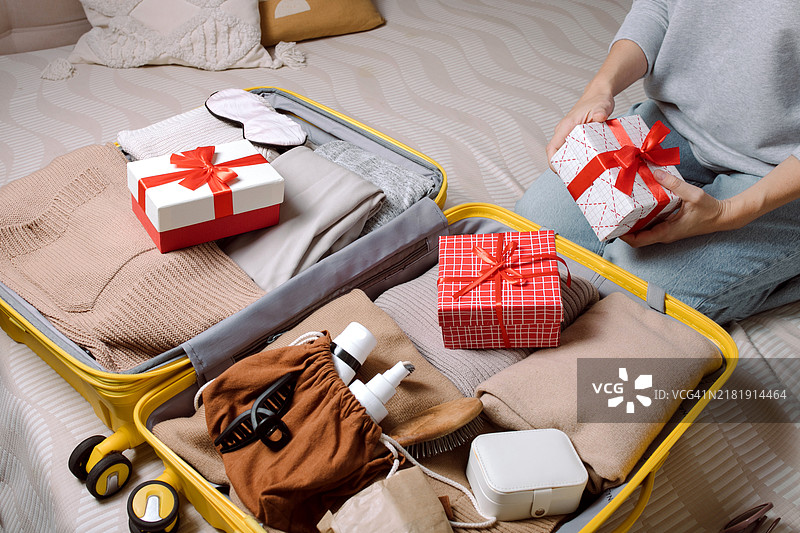 女人圣诞旅行前打包行李图片素材