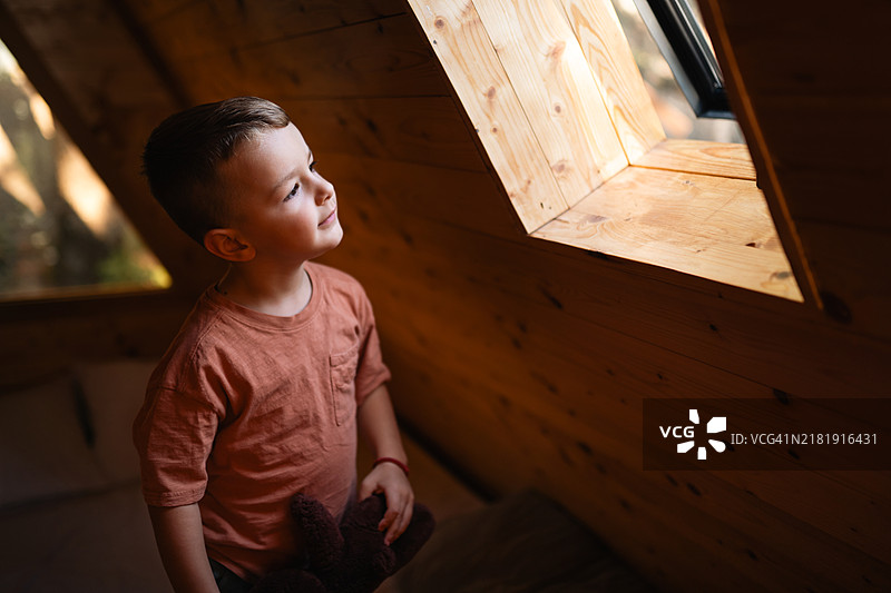 我在小木屋度过的美好一天图片素材