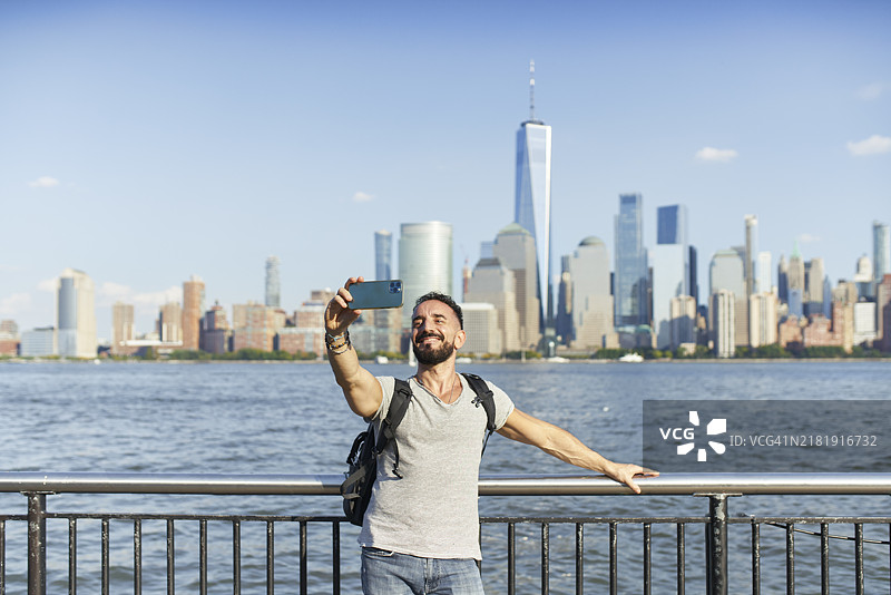 面向前方的微笑游客在美国纽约市拍摄自拍照图片素材