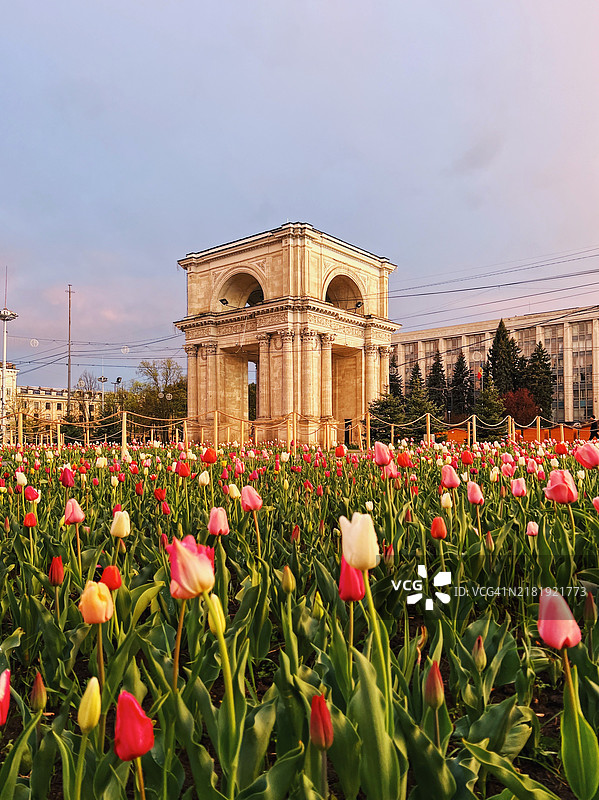 摩尔多瓦基希讷乌的花卉环绕的凯旋门图片素材