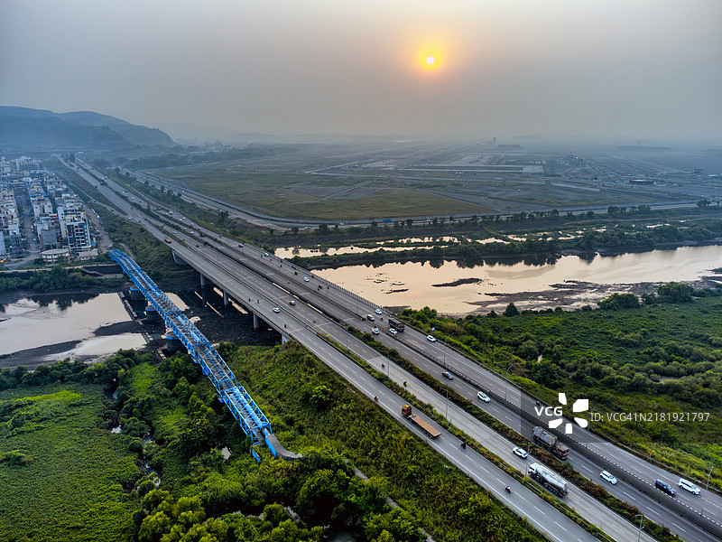 孟买新国际机场背景下的帕纳韦尔和乌尔韦日落景观图片素材