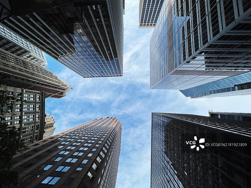 从低角度看曼哈顿金融区的摩天大楼，纽约市，美国图片素材