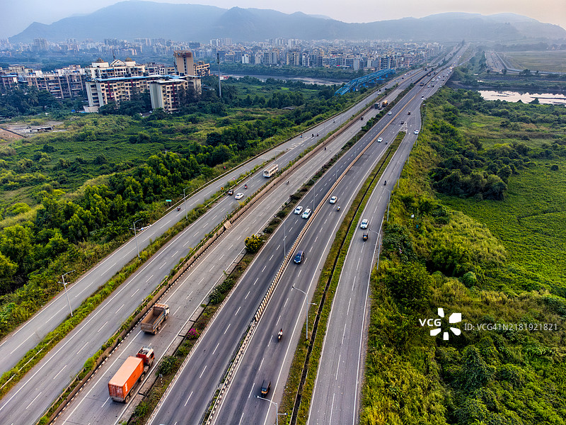 从潘韦尔到JNPT的248号国道景观，途经新建的孟买新国际机场图片素材