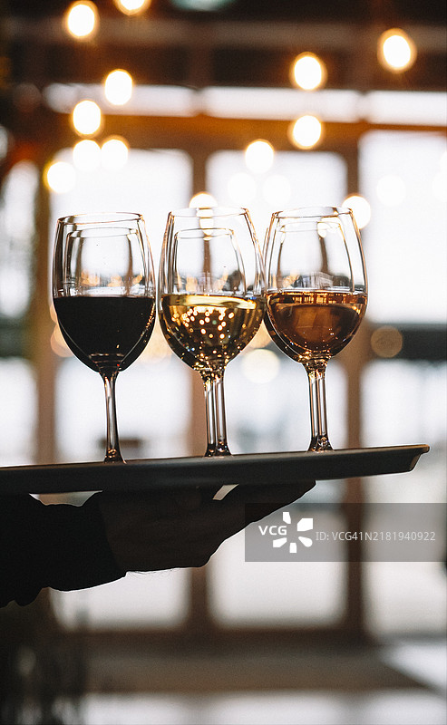 红色、白色和玫瑰色的酒杯图片素材