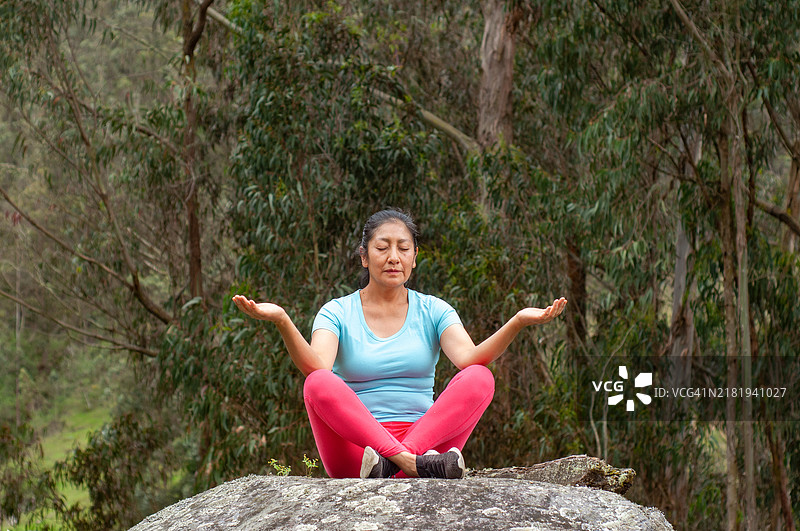 在大自然的壮丽中体验内心的平静图片素材