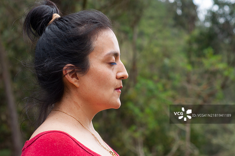 在大自然中深度冥想的女性肖像图片素材