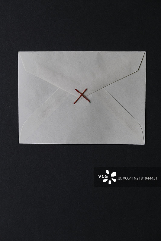 红线缝制的信封图片素材
