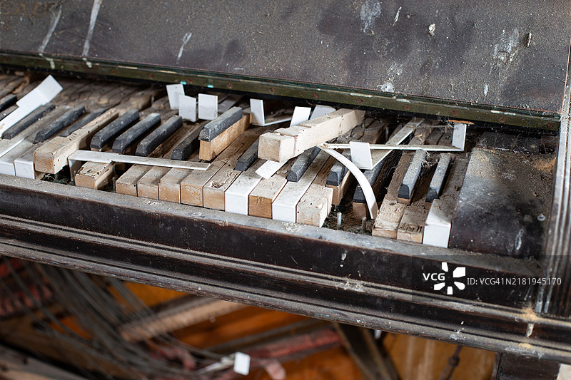 废弃建筑中的钢琴图片素材