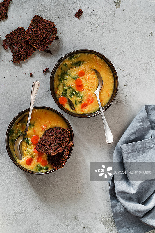 纯素扁豆羽衣甘蓝汤配黑麦面包图片素材