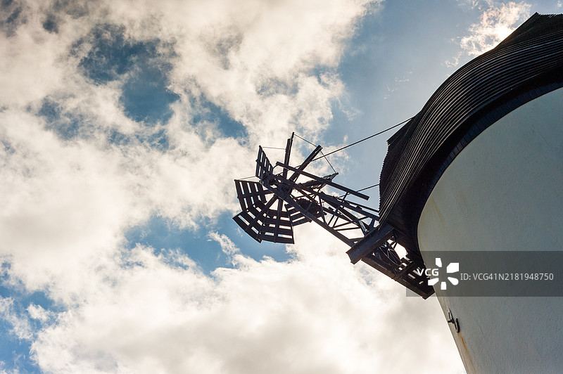 风车与云朵相映成趣。图片素材