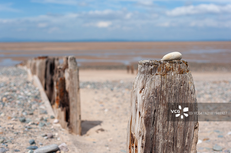 兰开夏郡弗利特伍德海滩上的木质防波堤。图片素材