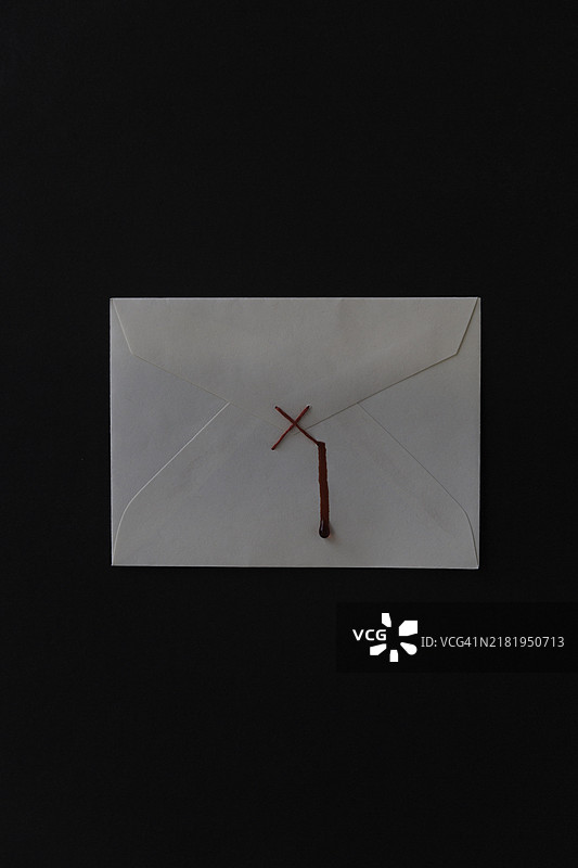 红色血丝缝制的信封图片素材
