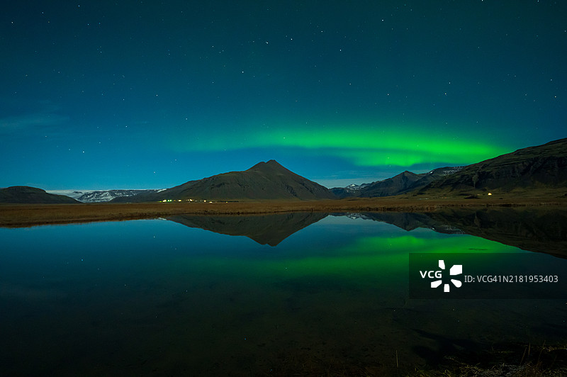 冰岛壮丽夜空中的北极光图片素材