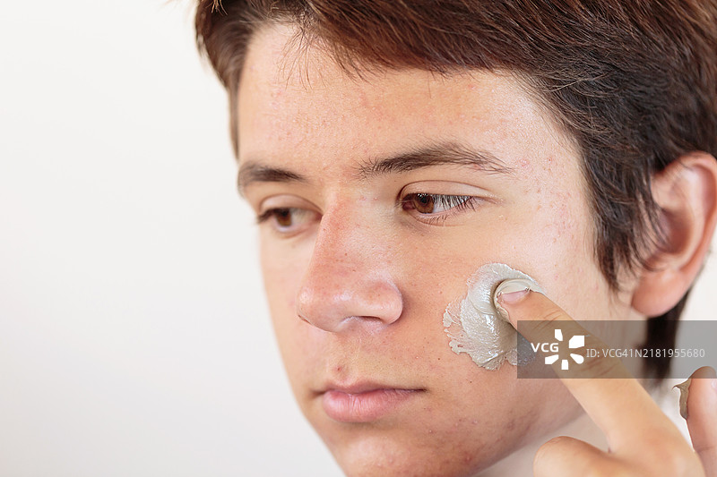 少年男孩涂抹面膜图片素材