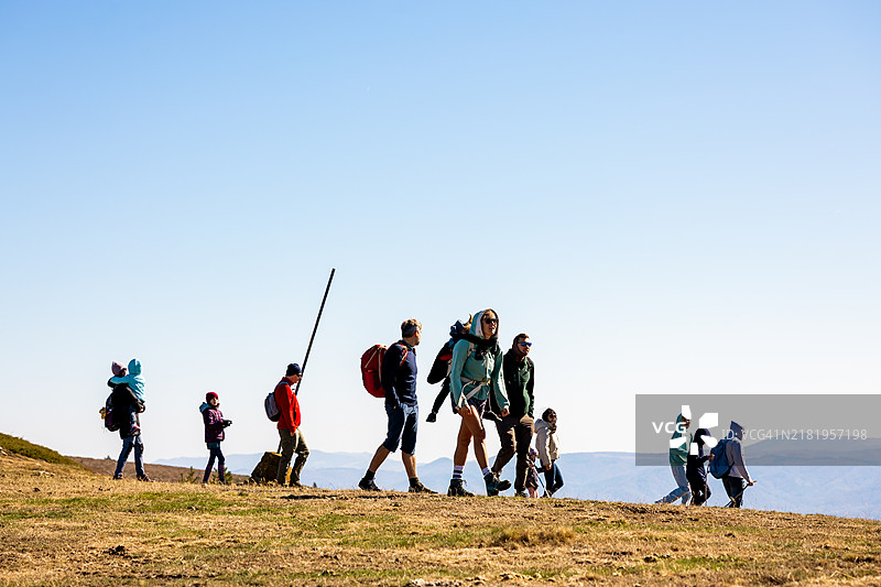 带着小孩的家庭进行山地旅行图片素材