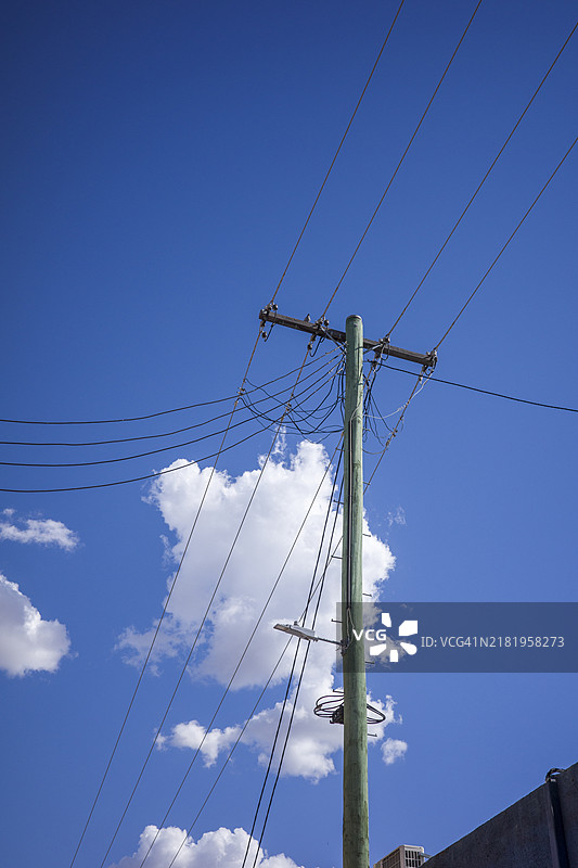 蓝天白云下的电线杆图片素材