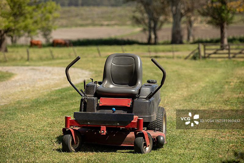 空旷田野上的大型割草机，没有人。图片素材