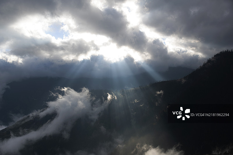 山脉与天空的美丽景色图片素材