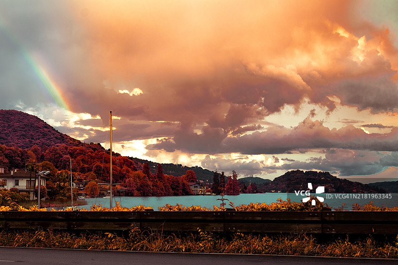 暴风雨后的迷人湖景，阴郁的天空和彩虹图片素材