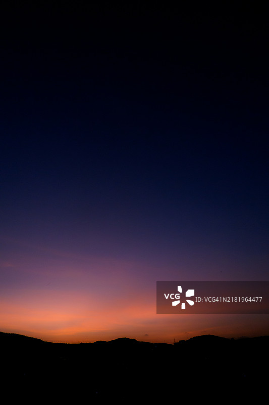 日落时分，天空映衬下的风景轮廓剪影图片素材