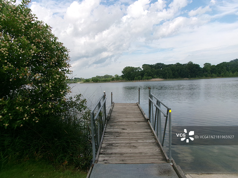印第安纳州利戈尼尔的湖泊与天空的美丽景色图片素材