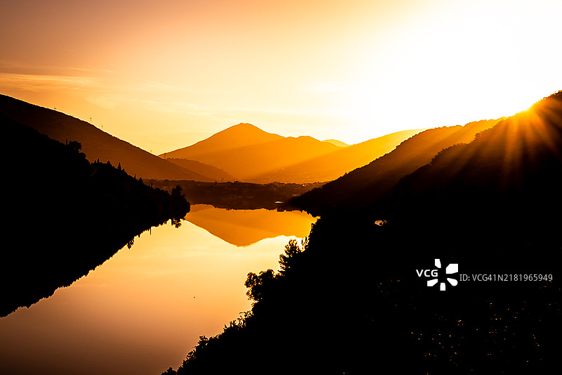 橙色天空下山脉轮廓的美丽景色图片素材