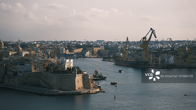 海边建筑的高角度视图，背景是天空图片素材